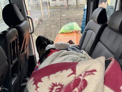 На Донеччині з-під обстрілів врятували вісьмох людей: поранену жінку з відірваною рукою сусіди вивезли на тачці