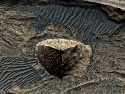 На архівних знімках NASA помітили загадкову «піраміду» на Марсі