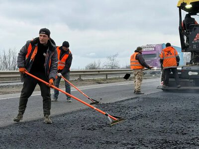 Одещина масово ремонтує дороги: М-05 стала головним болем після зими
