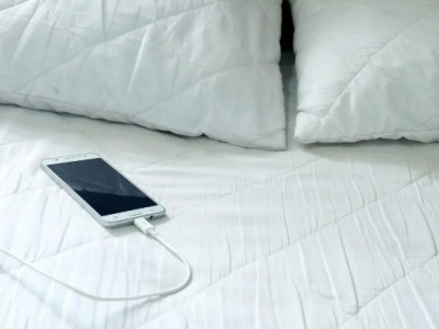 Українці сплять зі смартфоном: чому небезпечно тримати гаджет біля ліжка