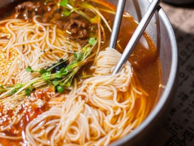 Дріп-кава, локшина, каша та смузі: Укрзалізниця розширила асортимент продукції в поїздах