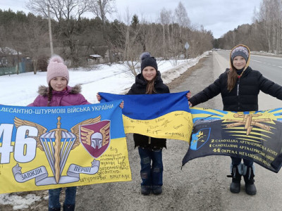 Сказали: «Треба прапори»: на Чернігівщині діти зустрічають бійців з полону першими