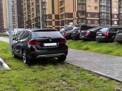 Паркування біля дому: за що штрафують водіїв у 2026 році і коли можуть евакуювати авто