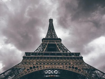 У Парижі продають рідкісний елемент Ейфелевої вежі з аукціону