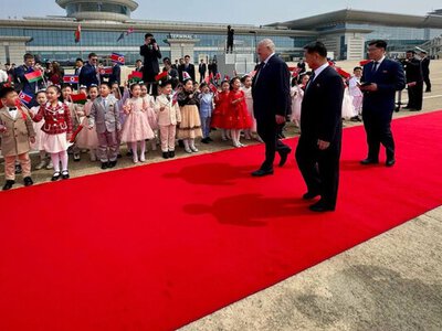 Червона доріжка, квіти та величезний кортеж пустими дорогами: Лукашенко відвідує КНДР