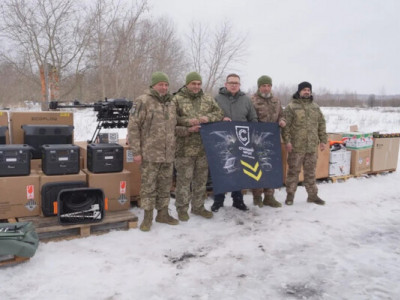 Сталевий фронт Ріната Ахметова передав 157-й бригаді великі дрони та системи протидії шахедам