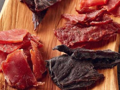 М’ясні палички та в’ялене м’ясо: користь чи шкода
