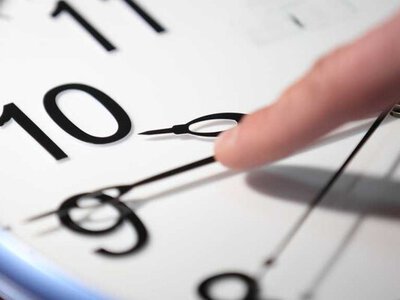 Літній час в Україні: коли переведуть годинники і як уникнути стресу