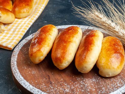 Золоті пиріжки з картоплею та цибулею: рецепт у духовці на дріжджах