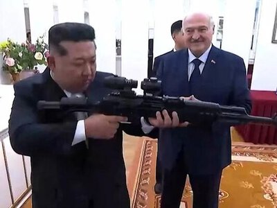 Лукашенко подарував Кім Чен Ину автомат під час візиту до КНДР