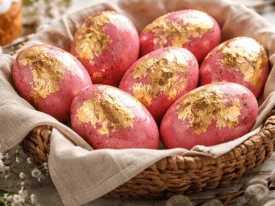 Великодній декор із "вау-ефектом": яйця у кольорі рожевого золота (відео)