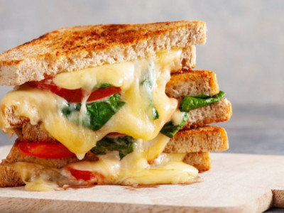 Сирний сендвіч на сніданок: зберігайте ідею, чим швидко перекусити зранку
