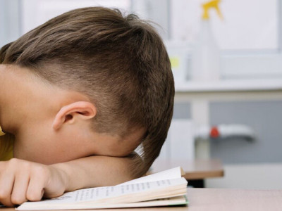 Дитина самостійно знайшла помилку і виправила її. За що знижувати оцінку? У мережі порушили проблему, з якою часто стикаються школярі