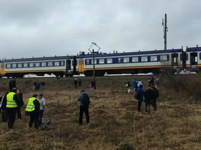 Потяг Київ - Славутич зупинили посеред поля: пасажирів евакуювали