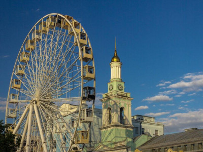 Скандальне оглядове колесо на Подолі прикрасили Статуєю Свободи. ФОТО