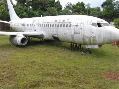 На Балі посеред лісу стоїть літак, і ніхто не знає, звідки він узявся