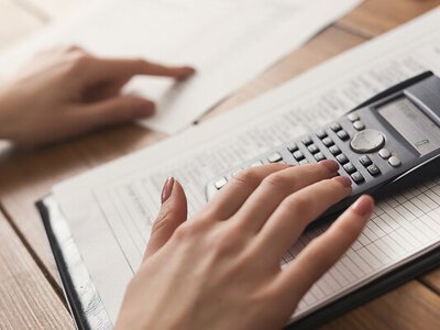 З 1 квітня в Україні перерахують пенсії та запустять кешбек на пальне