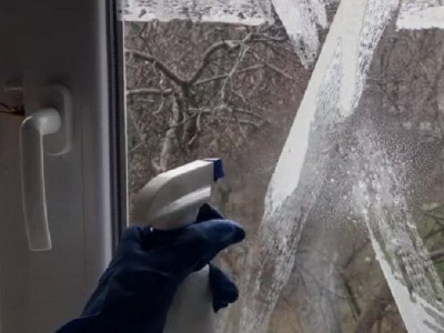 Як відмити сліди від скотчу з вікон: дієві засоби для застарілих плям