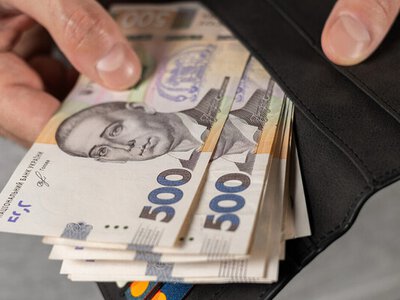 Пенсії можуть заморозити: кого залишать без виплат і що робити