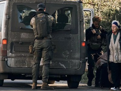 Евакуація 99-річної жінки з Донеччини: поліцейські прикривали авто вогнем