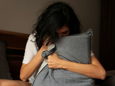 Стрес і тривога крадуть сон: що обов'язково потрібно змінити у спальні