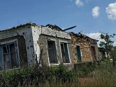 Чи зберігається право власності на землю, якщо будинок зруйнований, а власник оформлює компенсацію