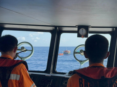 Рятувальна операція в Індонезії: 21 людину знайшли на плоту в штормовому морі