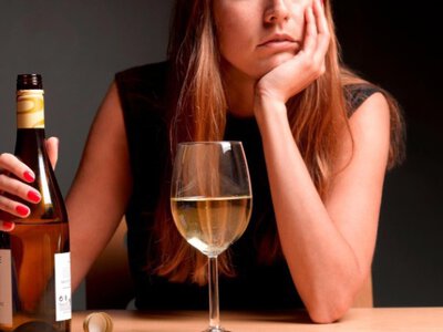 Випити, щоб вимкнути голову: чому все більше жінок на хворіють на алкогольну залежність