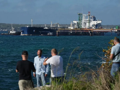 До Куби прибув підсанкційний танкер із російською нафтою за згоди США