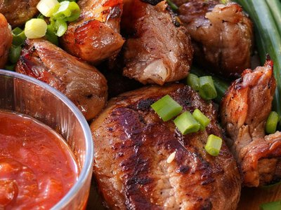 Перетворять м'ясо на отруту: які два інгредієнти категорично не можна додавати в маринад для шашлику