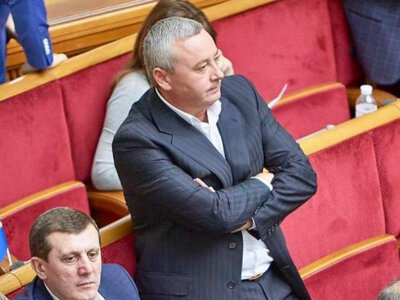 Звідки гроші? Дружина відомого нардепа придбала елітний Mercedes-Benz