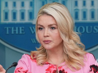 У рожевому жакеті з флористичним принтом: вагітна прессекретарка Трампа на брифінгу у Вашингтоні (фото)