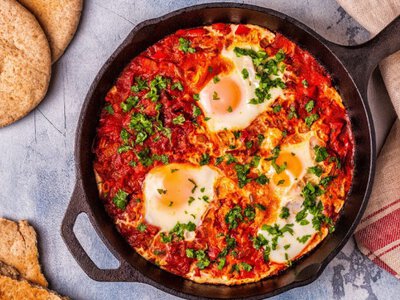 Фермерська Шакшука з весняною зеленню: час побалувати себе смачною новинкою