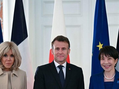 Макрон, якого нібито інколи лупцює дружина, показав прем'єрці Японії пікантний жест. Відео