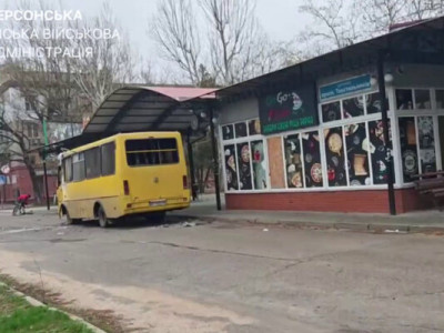 Окупанти скинули вибухівку на маршрутку в Херсоні – 7 поранених, водій у тяжкому стані