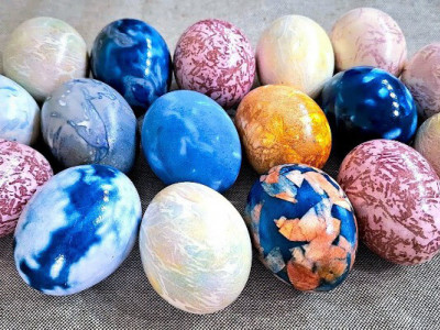 Без хімії і зайвих витрат: як красиво пофарбувати яйця натуральними барвниками