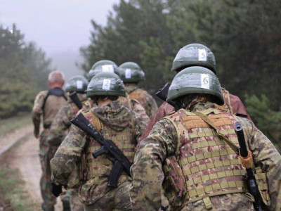 Школярів у Генічеську муштрують росгвардійці, а студентів відправляють на службу