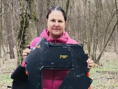 Неочікувана знахідка: посол ЄС натрапила на слід війни просто в лісі