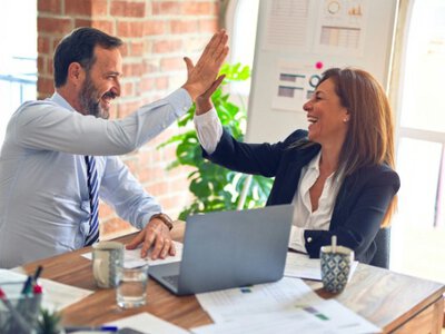 Ефект Франкліна: чому ми любимо тих, кому допомагаємо — і як це використати в маркетингу