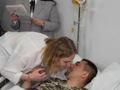 Любов, народжена війною: поранений військовий одружився прямо у лікарні