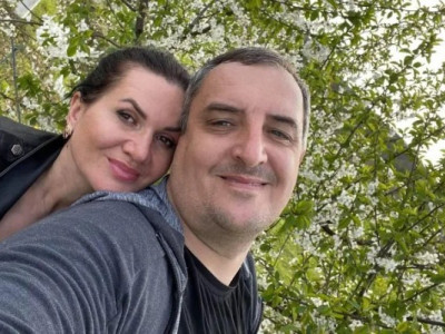 Звідки гроші? Дружина відомого депутата придбала Mercedes за понад 3 млн грн