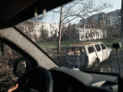 Життя та смерть на сусідніх вулицях. Ліберови показали фото з Херсона