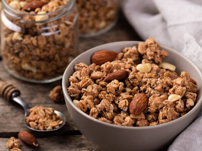 Горіховий гранола-боул: сніданок, який заряджає краще за каву