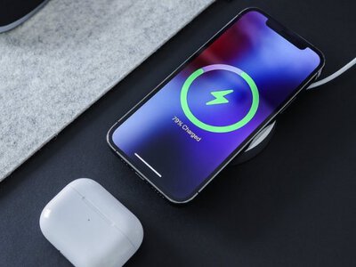 Що буде, якщо не виймати зарядку з розетки: правда і міфи