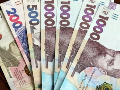 Зарплати українців у 2026 році: кому платять найбільше