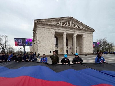 У Маріуполі розгонули 200-метровий прапор «ДНР» на місці трагедії біля драмтеатру