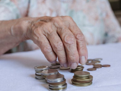 Скільки треба заробляти українцю, щоб отримувати 18 тис. грн пенсії: точна сума