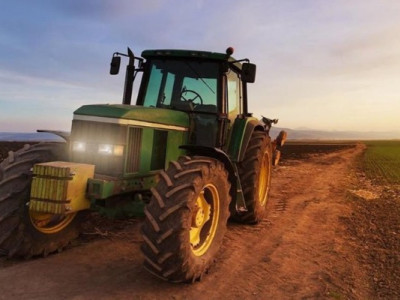 Без стажу за кермо трактора: уряд змінив допуск до сільгосптехніки