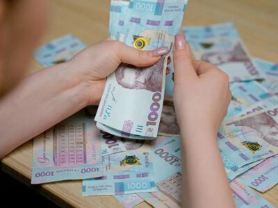 Зарплати в Україні зростають: хто заробляє найбільше та де платять найменше