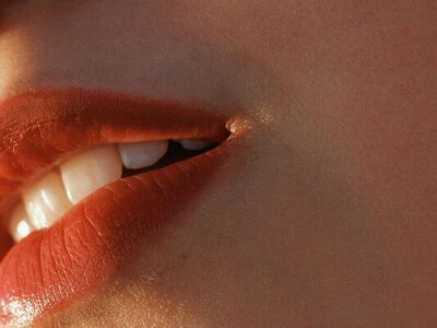 Додають обʼєму і молодості: як зробити модні ягідні губи